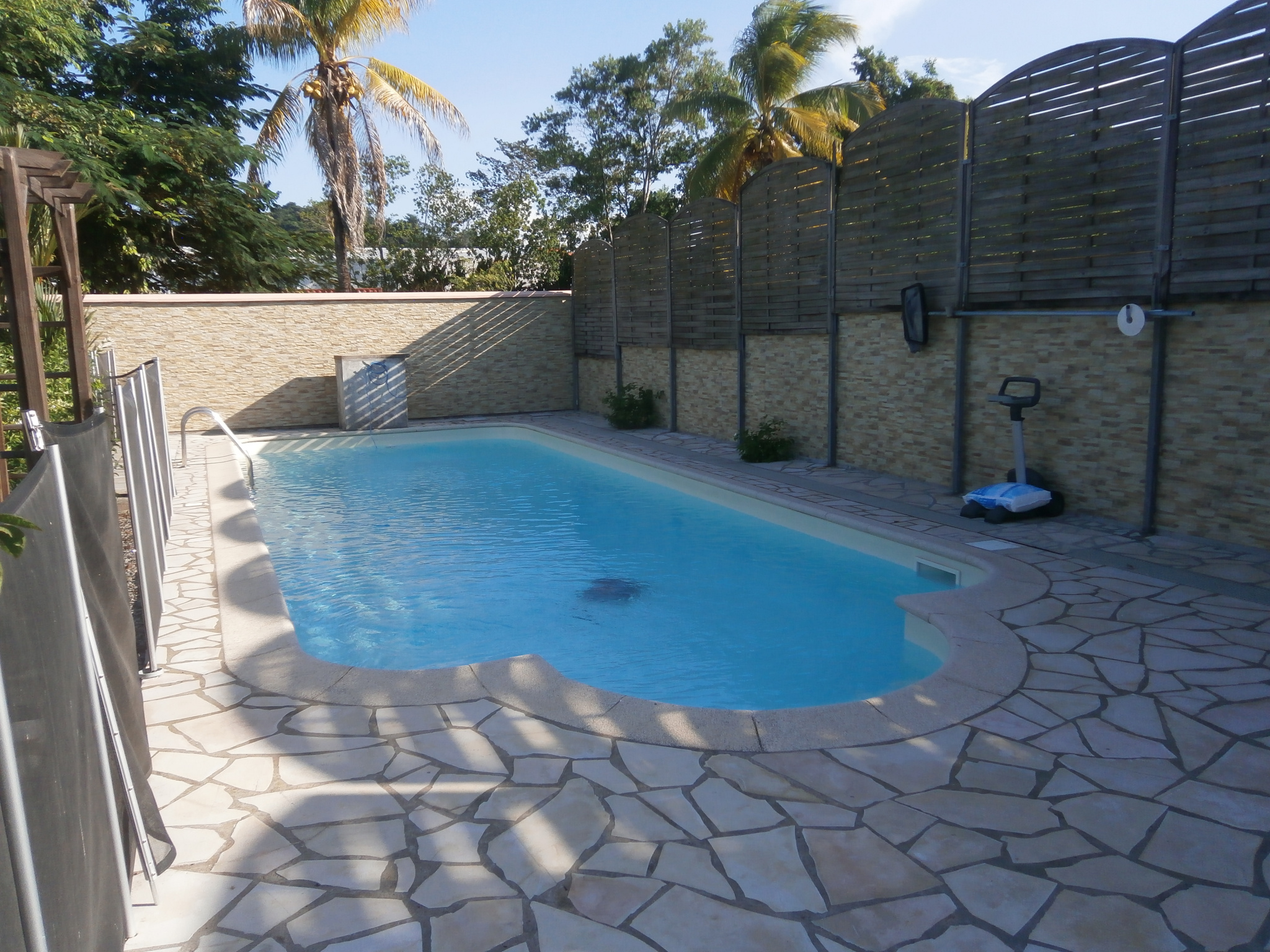 vente A CAYENNE VILLA T4 AVEC PISCINE ROUTE DE BADUEL